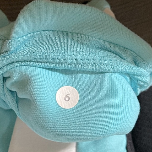 VINTAGE Lululemon Astro Crop SIZE 6 - Picture 3 of 3